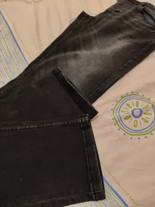 Vaqueros oscuro desgastados