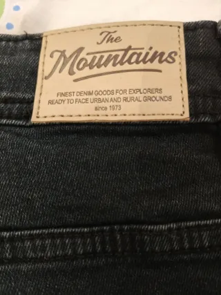 Vaqueros oscuro desgastados