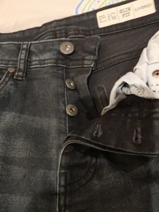 Vaqueros oscuro desgastados