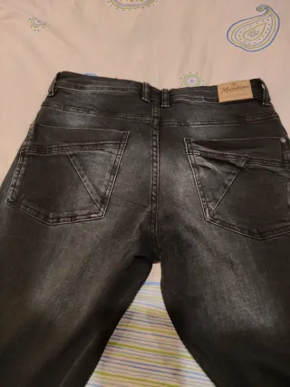 Vaqueros oscuro desgastados