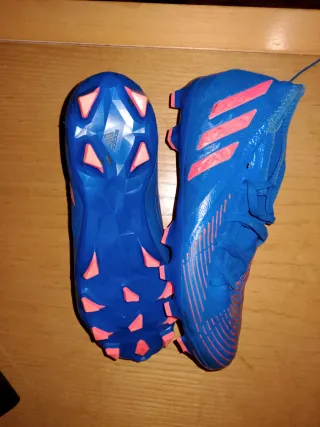 Botas de fútbol Adidas azules y naranjas