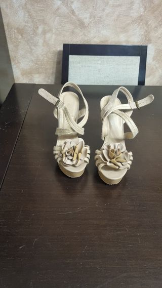 Sandalias de tacón beige y oro