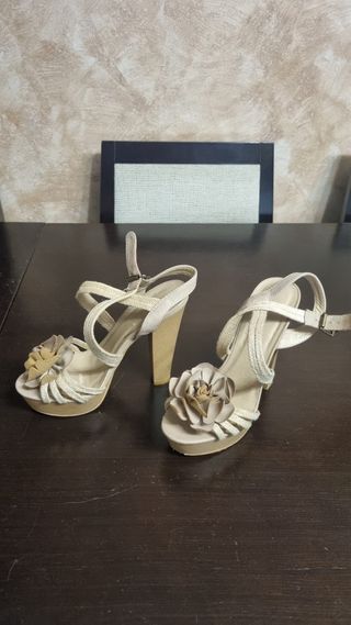 Sandalias de tacón beige y oro