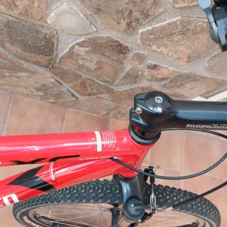 Bicicleta de Montaña spezialzed Roja rueda 26