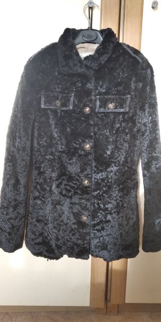 Chaquetón peludo Benetton Talla M. Tendencia 2026