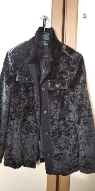 Chaquetón peludo Benetton Talla M. Tendencia 2026