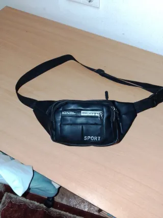 Riñonera negra con cremallera