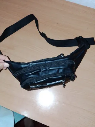 Riñonera negra con cremallera