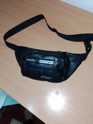 Riñonera negra con cremallera