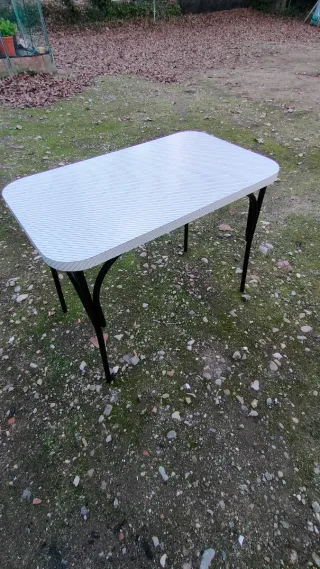 Mesa auxiliar cocina, terraza, jardín.