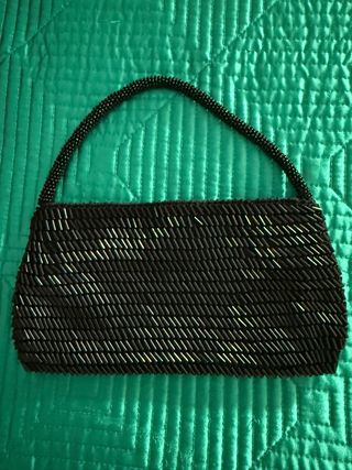 Bolso de fiesta pequeño negro con abalorios.