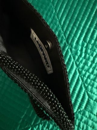 Bolso de fiesta pequeño negro con abalorios.