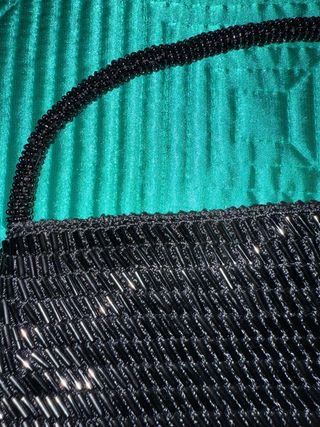 Bolso de fiesta pequeño negro con abalorios.