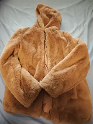 Abrigo de pelo sintético con capucha