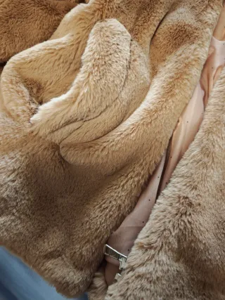 Abrigo de pelo sintético con capucha