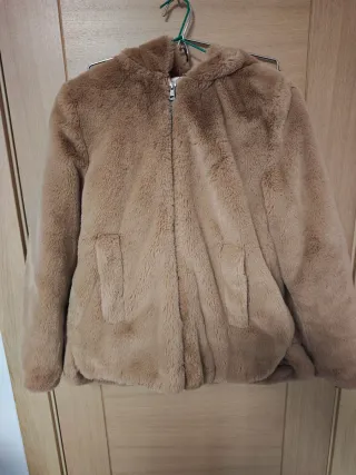 Abrigo de pelo sintético con capucha