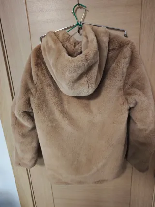 Abrigo de pelo sintético con capucha