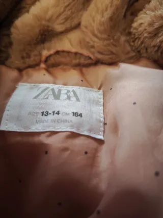 Abrigo de pelo sintético con capucha