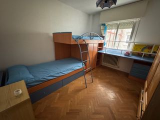 Habitación infantil litera con escritorio