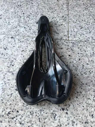 Sillín de bicicleta negro Massi Prorace.