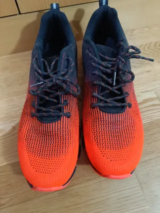 Zapatillas deportivas naranjas y negras