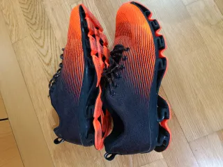 Zapatillas deportivas naranjas y negras