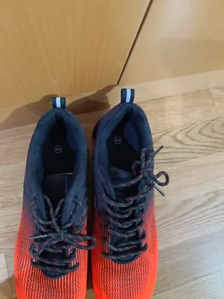 Zapatillas deportivas naranjas y negras