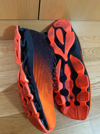 Zapatillas deportivas naranjas y negras