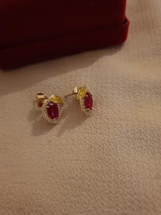 Pendientes dorados con rubí y circonitas