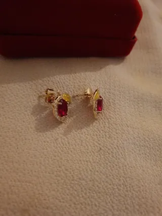 Pendientes dorados con rubí y circonitas