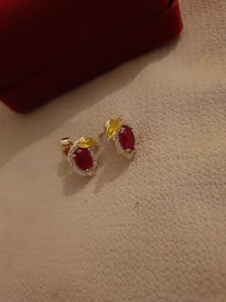 Pendientes dorados con rubí y circonitas