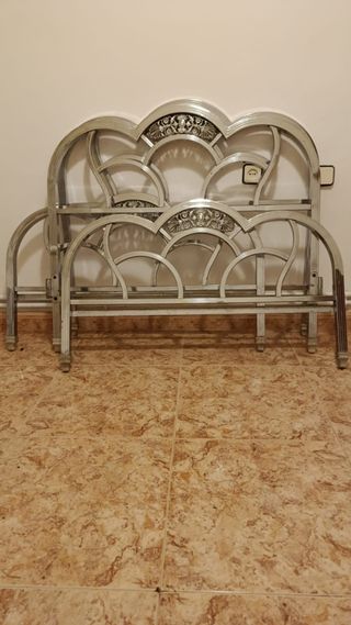 2 cabeceros y 2 pies de cama metálicos