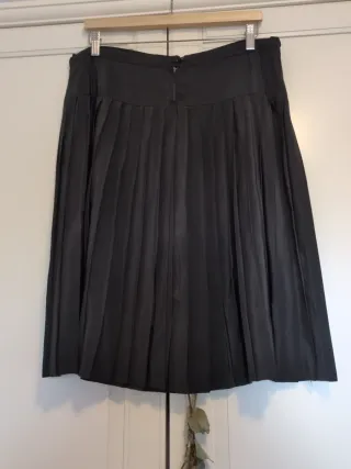 Falda negra plisada