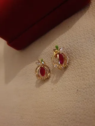 Pendientes dorados con piedra roja