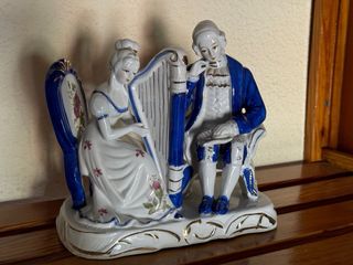 Figura de porcelana pareja con arpa