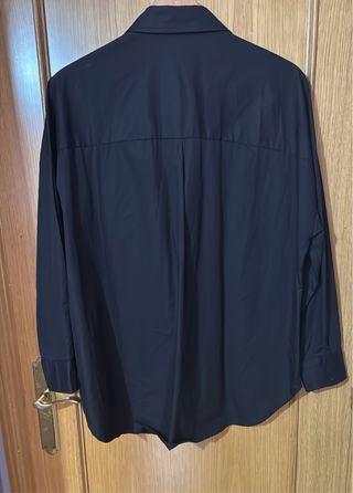 Camisa negra con cristales plateados