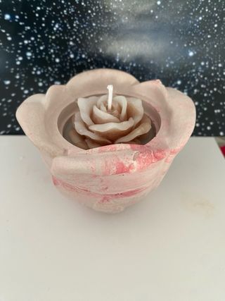 Candela artigianale a forma di rosa in pietra