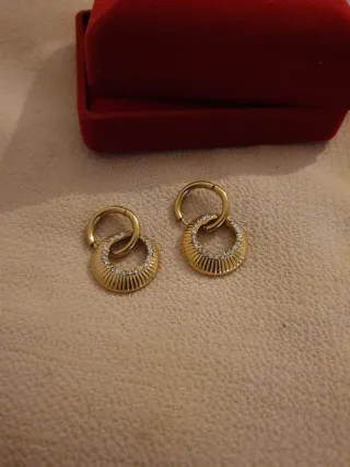 Pendientes dorados con circonitas