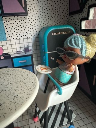 Casa LOL junto con muñecas y accesorios
