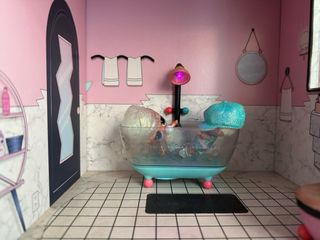 Casa LOL junto con muñecas y accesorios