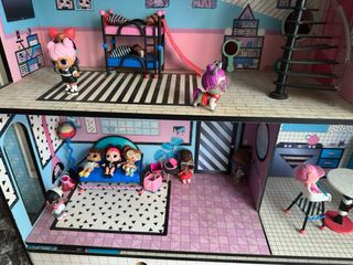 Casa LOL junto con muñecas y accesorios