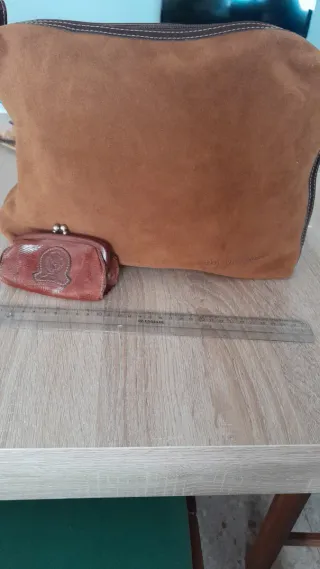 Estuche y monedero de piel marrón