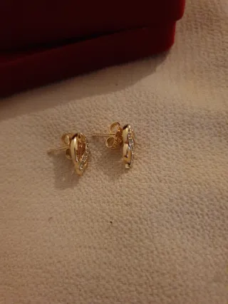 Pendientes chapados en oro con circonitas