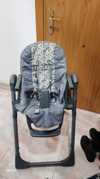 Trona de bebé gris con bandeja