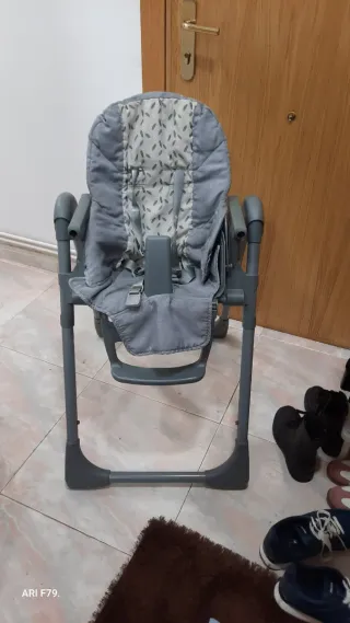 Trona de bebé gris con bandeja