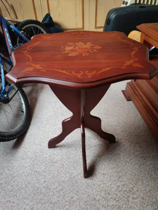 Mesa auxiliar pequeña de madera