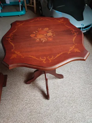 Mesa auxiliar pequeña de madera