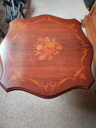 Mesa auxiliar pequeña de madera