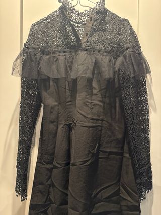 Abito nero elegante pizzo e tulle
