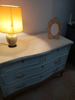 Cómoda blanca y dorada de madera